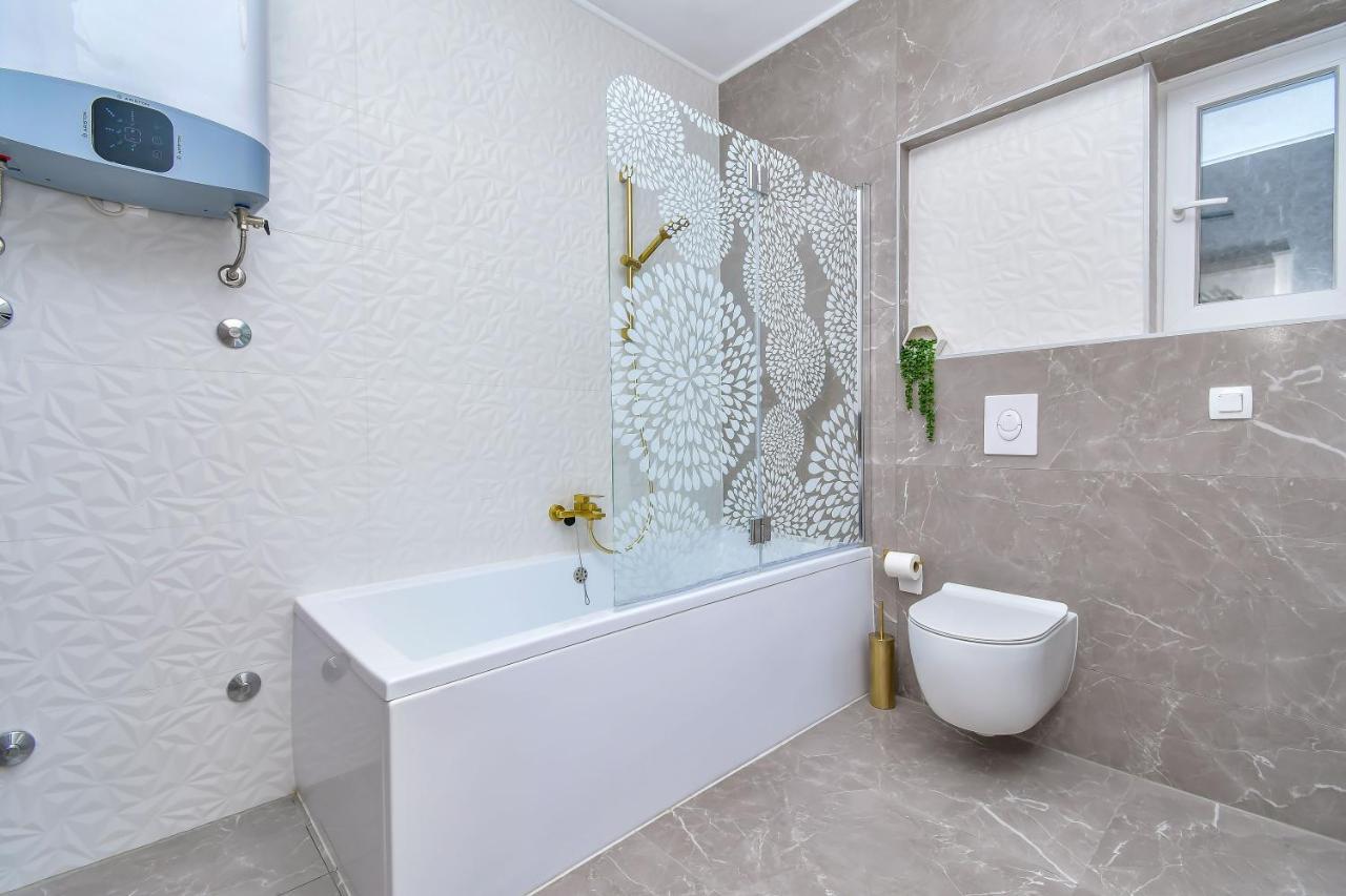 Apartment Ela Омиш Экстерьер фото