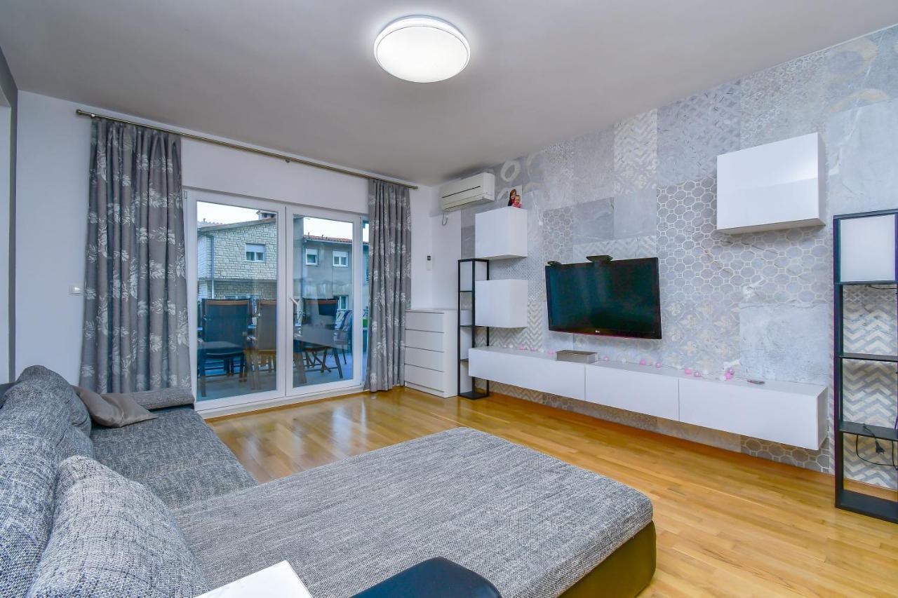 Apartment Ela Омиш Экстерьер фото